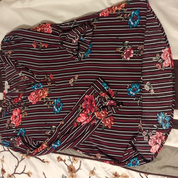 2/$10 Bailey and Chloe black/white stripe and floral top - Picture 1 of 4